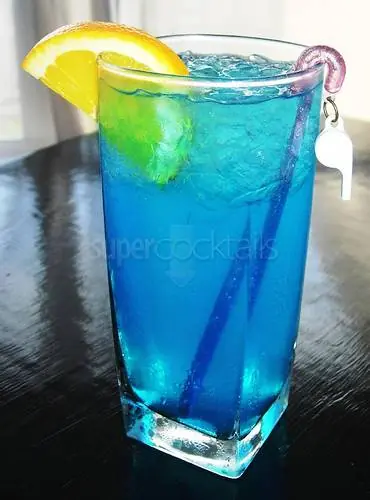 Tragos con alcohol simples, preparación y decoración.