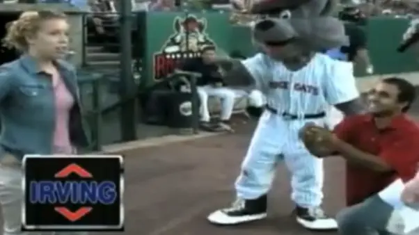 propone matrimonio en estadio de baseball y le dice que no