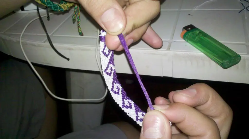 Como empezar y terminar una pulsera macrame :)