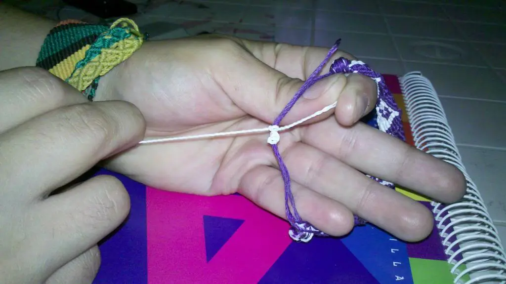 Como empezar y terminar una pulsera macrame :)