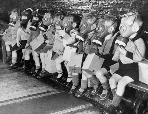 niños con mascaras de gas