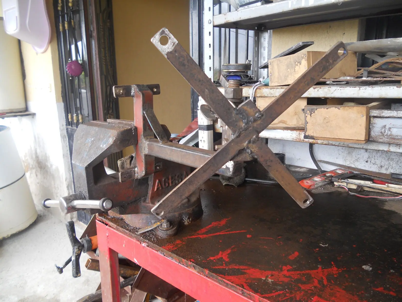 Soporte para pantalla hecho en casa