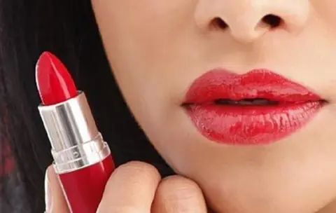El lápiz labial y el brillo de labios contienen metales tóxi