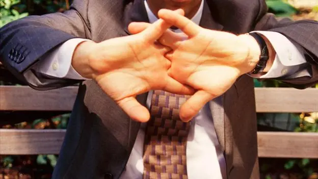 ¿Crujirse los dedos da artritis?