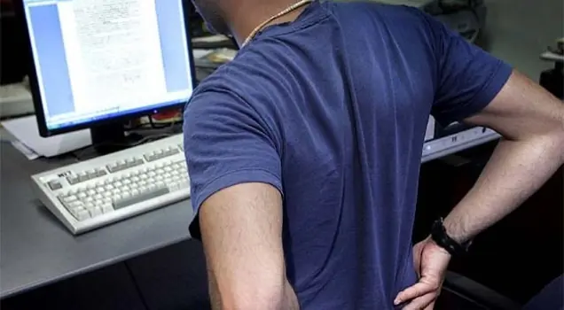 Estar sentado ante el escritorio daña seriamente la salud
