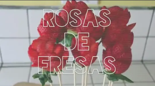 Haz unas rosas (flores) con fresas