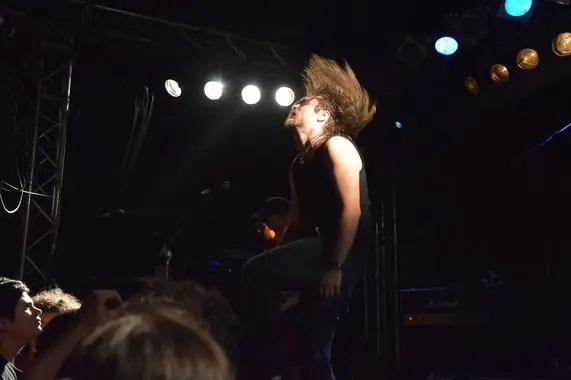 Los peligros de hacer 'headbang'