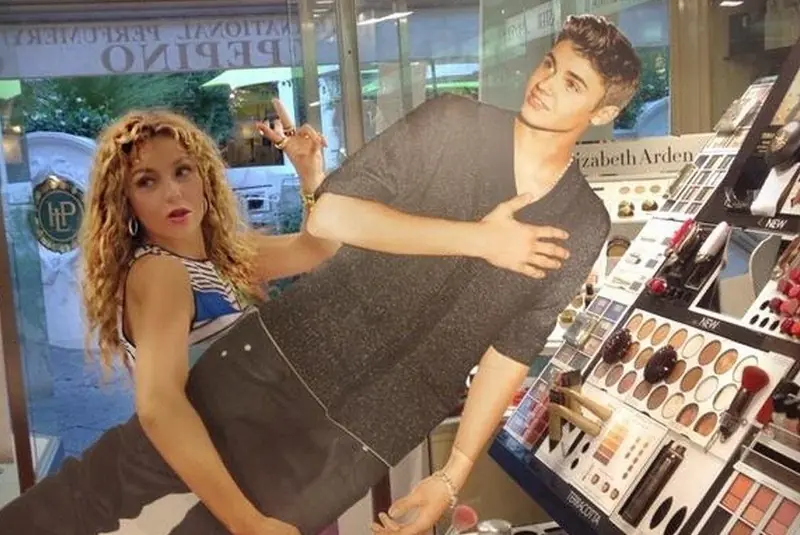 Thalía secuestra estatua de Justin Bieber en Italia