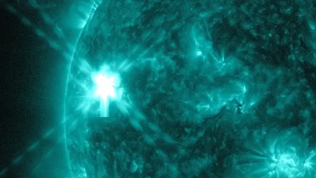La NASA capta una llamarada solar de verano que rozó nuestra