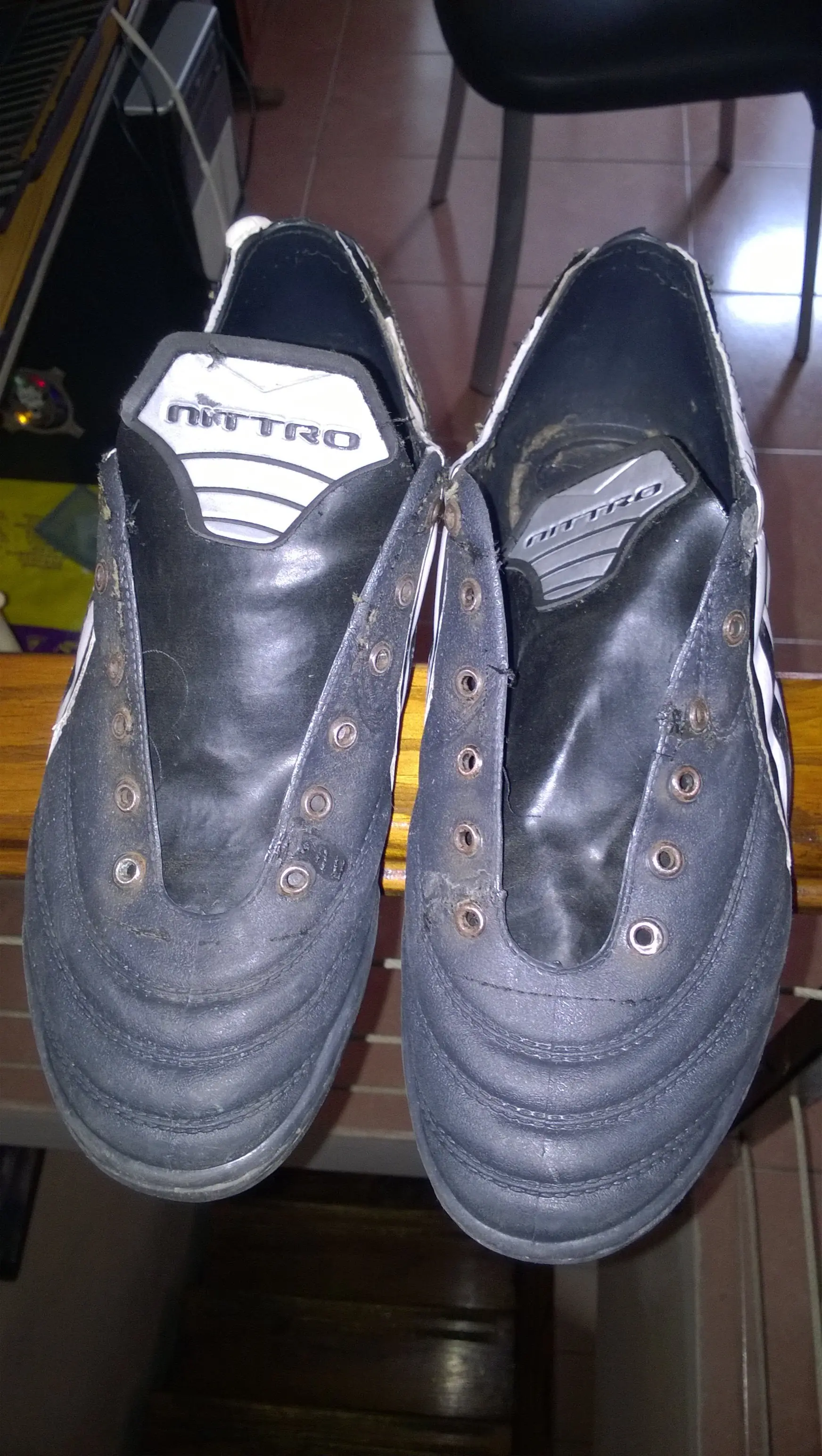 Repare un par de botines para papi futbol