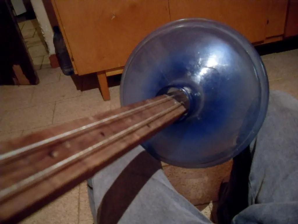Hice un Bajo Acústico hecho con un Botellón de 20 Ltros.