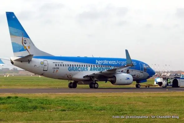 Cambiaron el ploteo al 737 mundialista de Aerolíneas