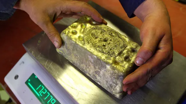 Oro retrocede en NY por primera vez en 3 meses.