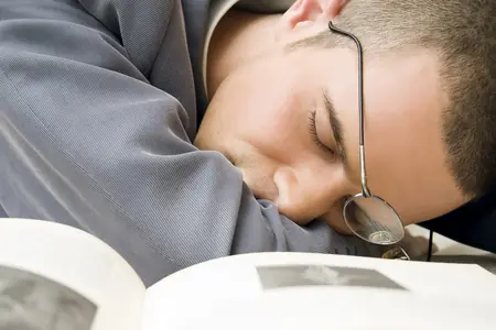 ¿Por qué sentimos sueño y pesadez después del almuerzo?