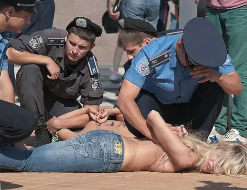 Amina Tyler protesta desnuda! condenada a muerte!