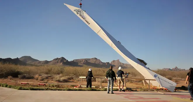 El avión de papel más grande del mundo mide 14 metros
