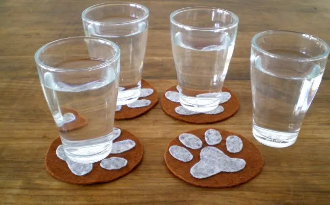 Posavasos en forma de patas de perro