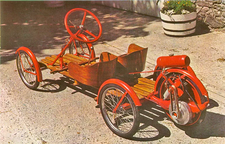 Un automóvil de cinco ruedas