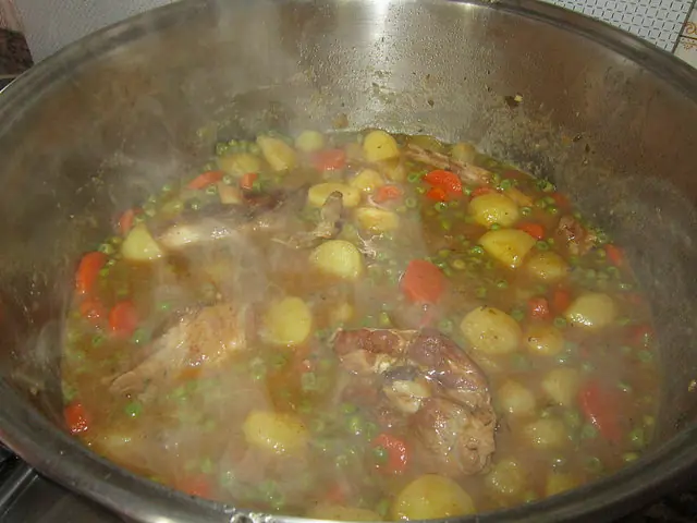 Guiso de cordero con papas.