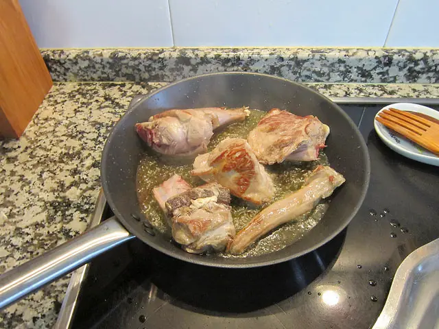 Guiso de cordero con papas.
