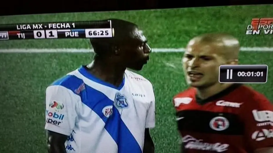 escupen a futbolista argentino