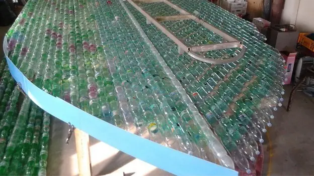 Construyendo un barco de botellas de plástico