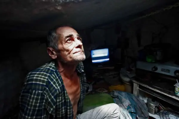 El Hombre que vive en una alcantarillla
