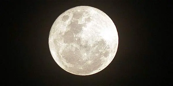 que forma exactamente tiene la luna, y a que se debe
