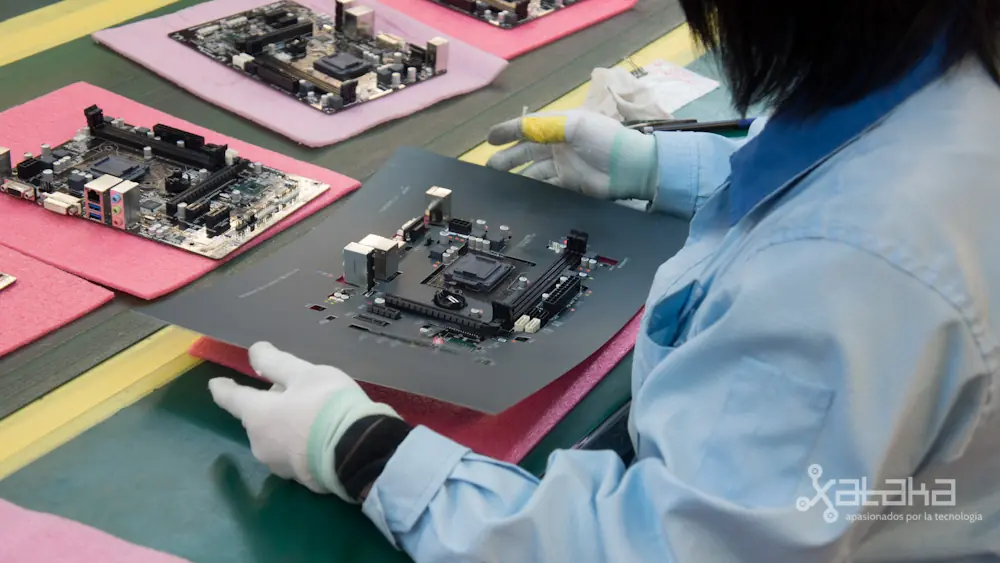 Así se fabrica la placa base de tu ordenador