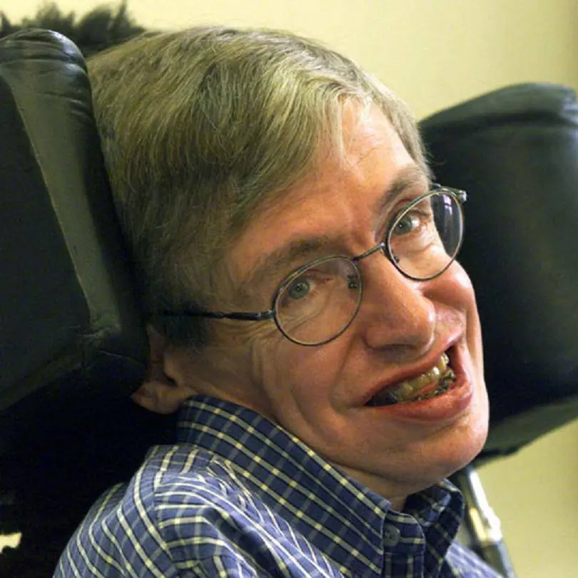 Stephen Hawking sugiere evitar cualquier contacto con inteli