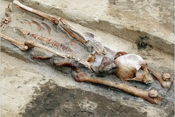 Encontraron un supuesto cementerio de vampiros en Polonia