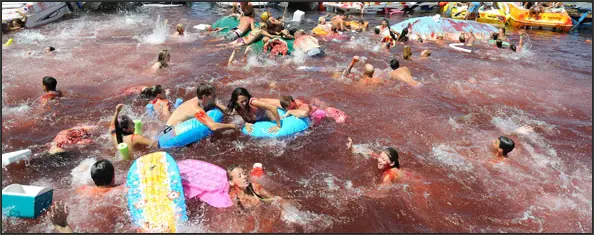 El elenco rumbo a la carnería de Piraña 3DD