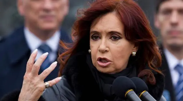 Persiguiendo a la tortuga, Cristina choca la calesita