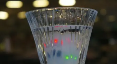 Cubos de hielo que avisan cuándo dejar de beber