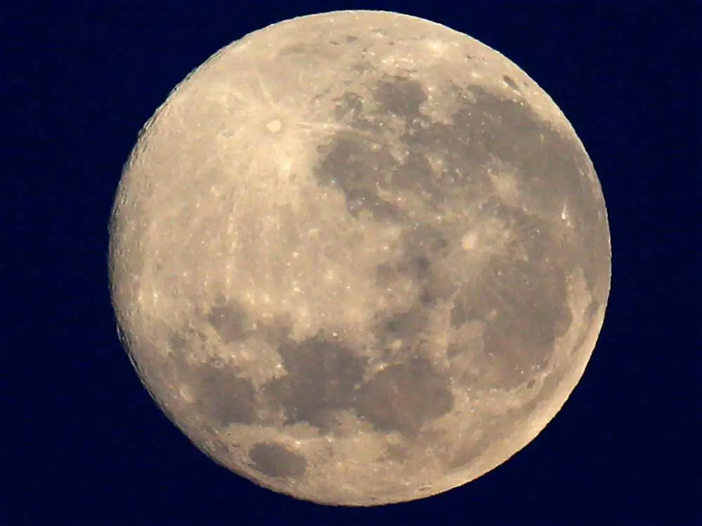Lluvia de meteoros y una superluna iluminarán el cielo este