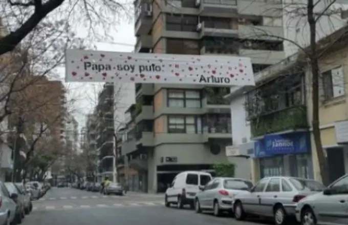 Salió "del closet" con un curioso pasacalles