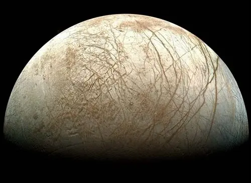 La luna Europa muestra formaciones de hielo presentes...