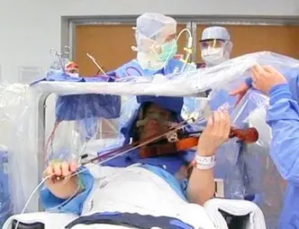 le operaban el cerebro y el toco su violin