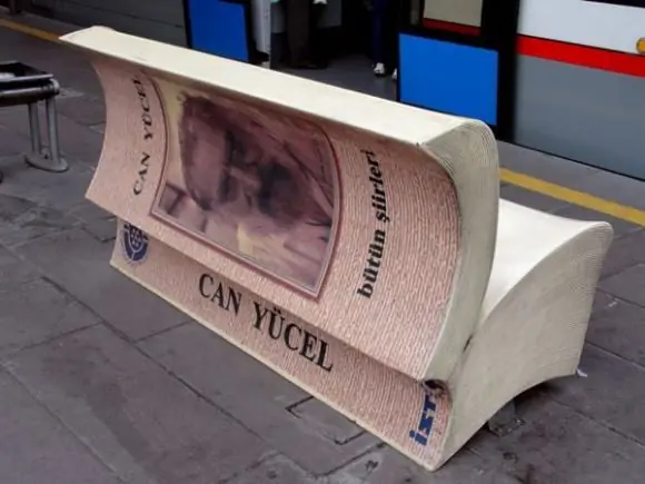 Bancos con forma de libro en plazas publicas de Turquia