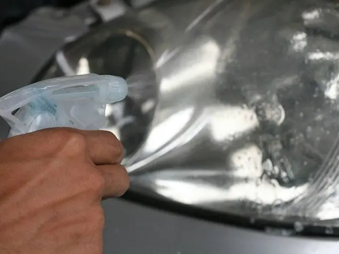 Métodos caseros para limpiar los faros de tu auto