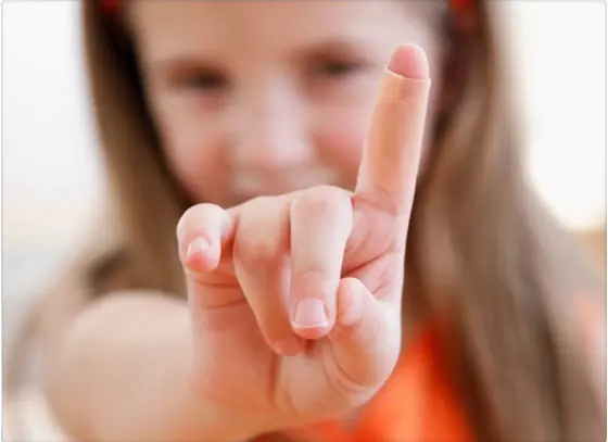 ¿Por qué duele tanto cortarse con un papel?