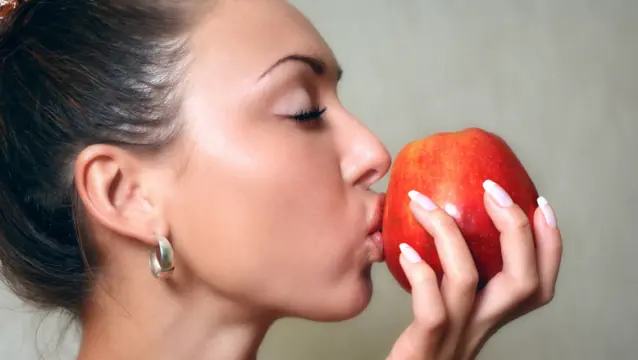 Chicas: las manzanas mejoran su vida sexual.
