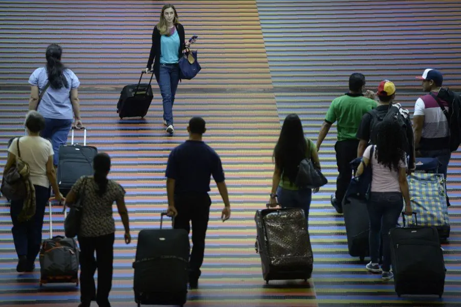 El 90% de los venezolanos que se van del país tienen...