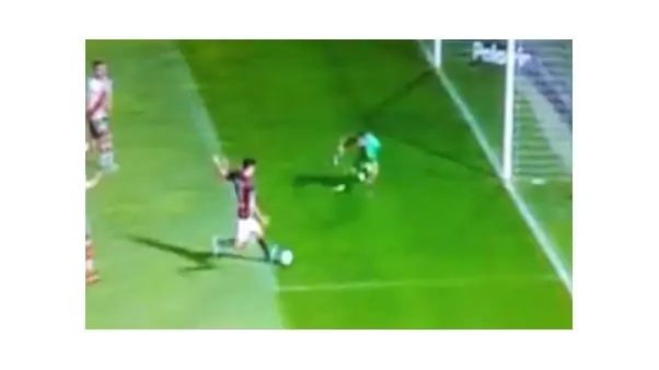 La insólita jugada en la que le anularon un gol a Colón an