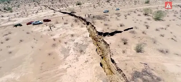 Aparece una grieta de un kilómetro de largo en México