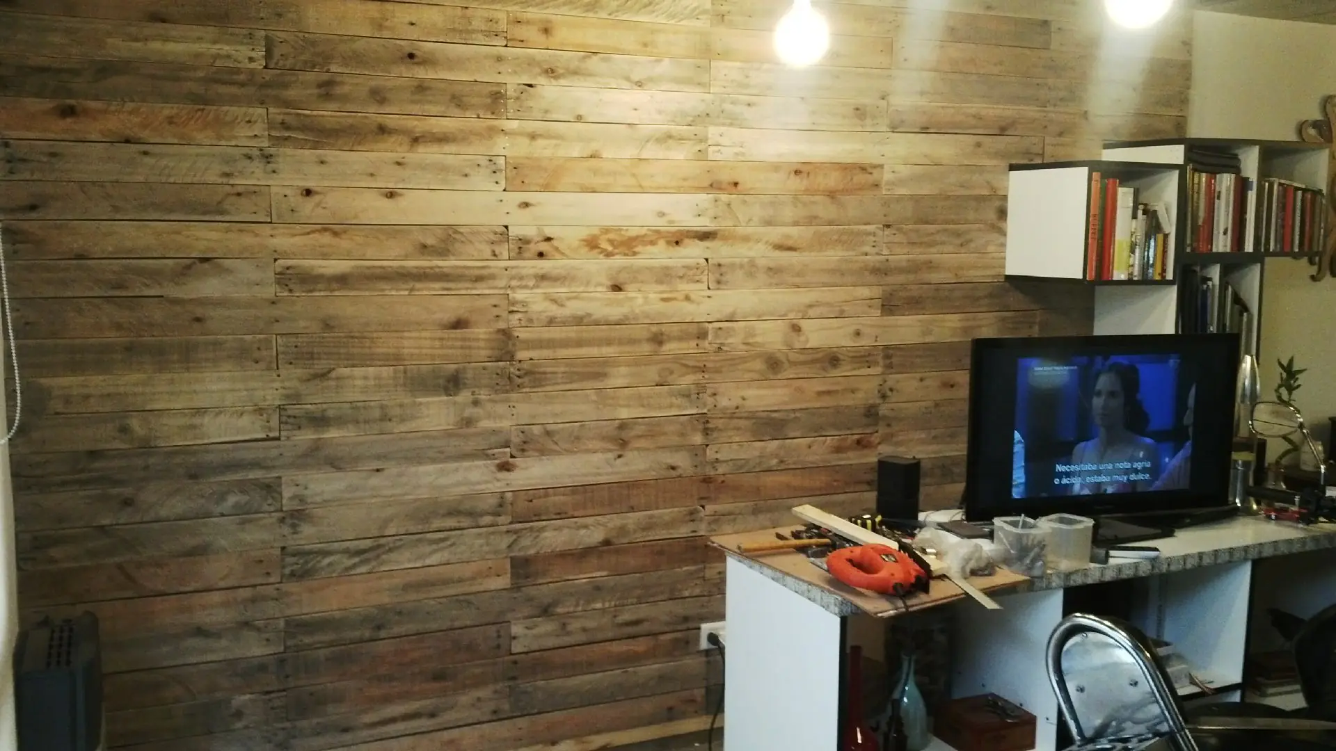 Revesti una pared con madera de pallet y te lo muestro