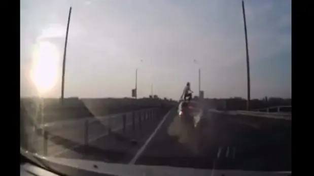 ¡Imperdible! Motociclista cae parado luego de un choque