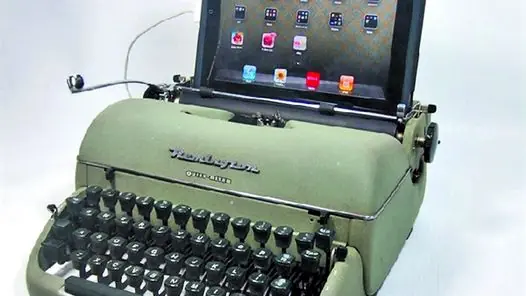 Ipad que usa el teclado de una vieja maquina de escribir