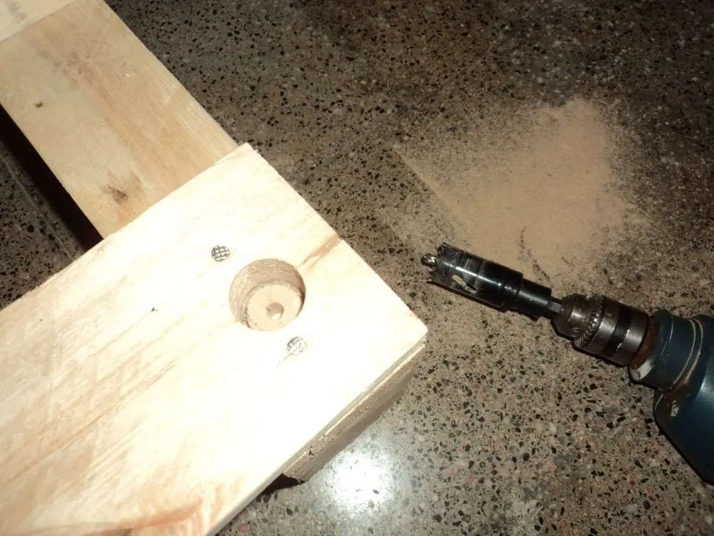 Banqueta multiuso, hecha con madera reciclada.