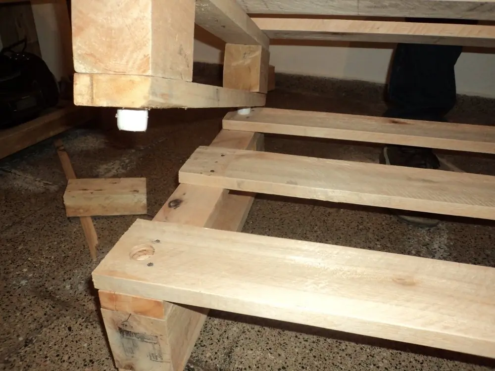Banqueta multiuso, hecha con madera reciclada.